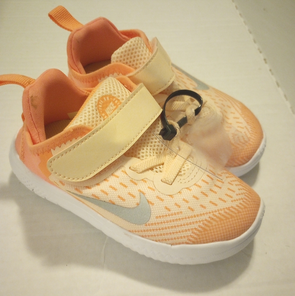 New little girls slip on Nike sneakers with Velcro closure